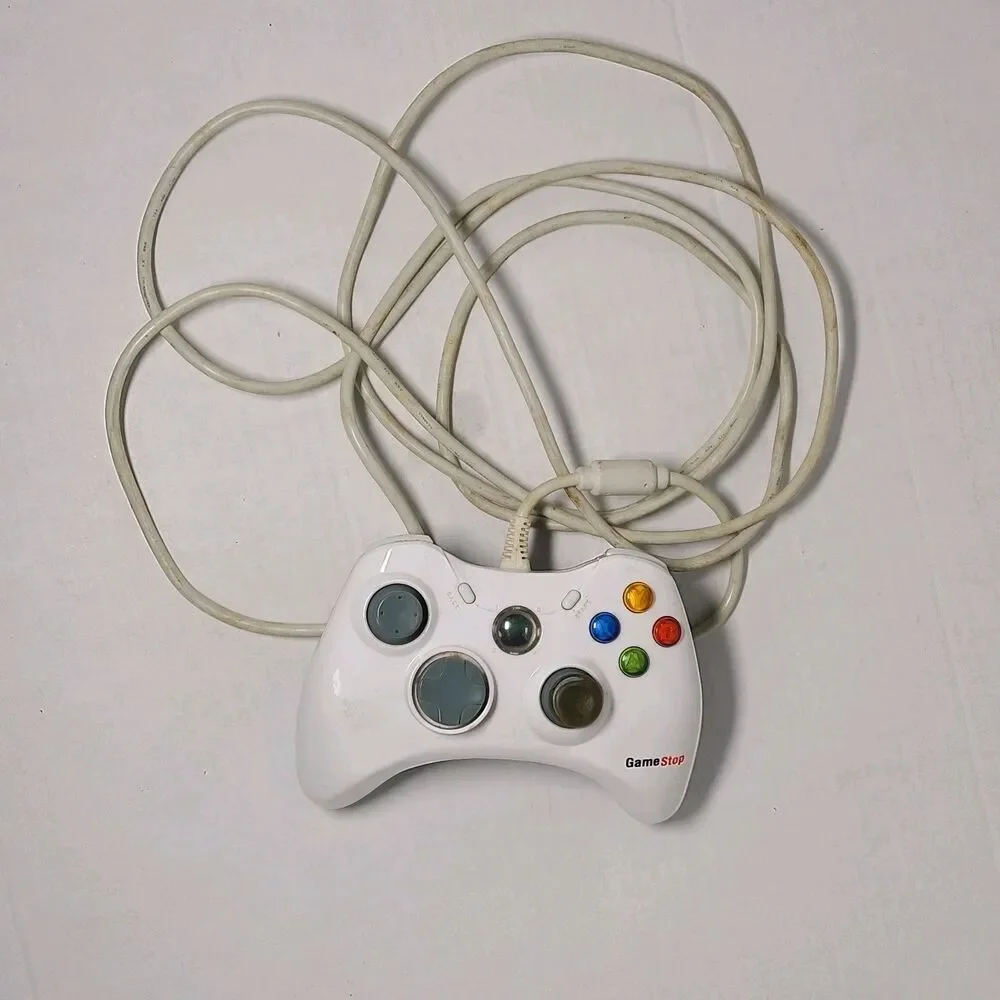 WHITE WIRED Microsoft XBOX 360 Wired Controller by Gamestop